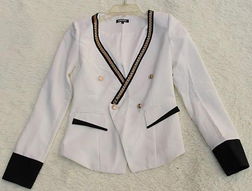 《潮流風(fēng)向標(biāo) 千百惠外貿(mào)精品服飾店——批發(fā)零售雙驅(qū)動(dòng)，引領(lǐng)時(shí)尚新潮流》